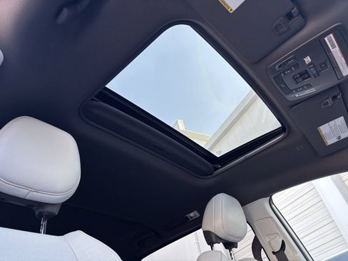 Used 2021 Toyota Sienna XSE FWD image 22