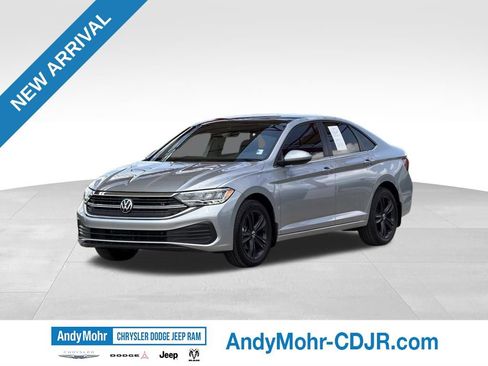 Used 2023 Volkswagen Jetta SE w/ Panoramic Sunroof Package FWD image 3
