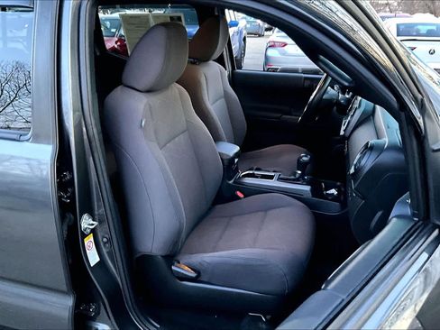 Used 2019 Toyota Tacoma TRD Sport w/ Technology Package image 8