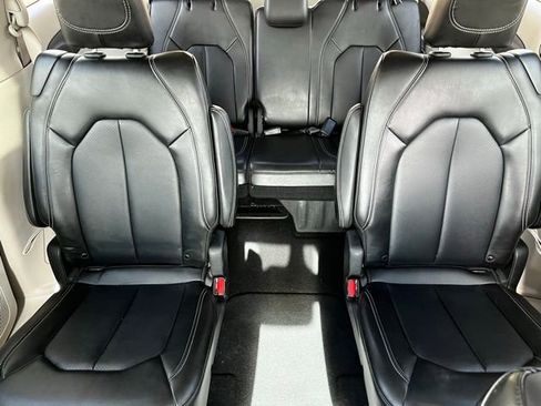 Used 2024 Chrysler Pacifica Touring-L image 17