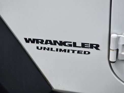 Used 2015 Jeep Wrangler Unlimited Rubicon w/ Connectivity Group AWD/4WD image 11