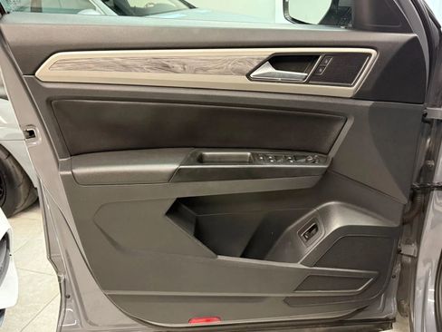 Used 2020 Volkswagen Atlas Cross Sport SE w/ Panoramic Sunroof Package FWD image 17