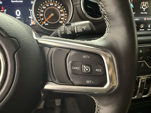 Used 2018 Jeep Wrangler Unlimited Sahara AWD/4WD image 16