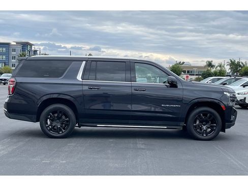 Used 2022 Chevrolet Suburban LT w/ Luxury Package image 8