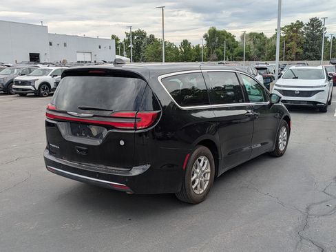 Used 2024 Chrysler Pacifica Touring-L FWD image 3