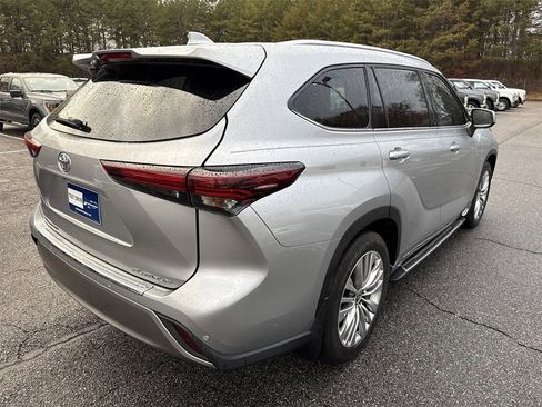 Used 2024 Toyota Highlander LE image 7