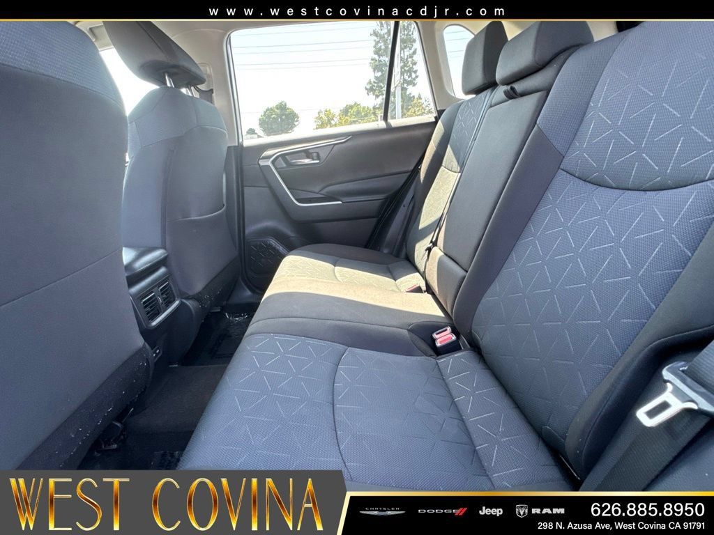 Used 2024 Toyota RAV4 XLE FWD image 33