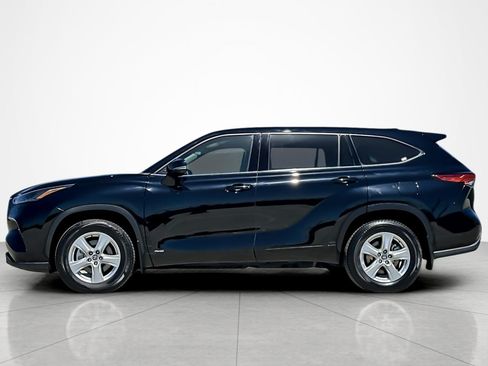 Used 2022 Toyota Highlander LE AWD/4WD image 2