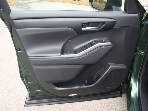 Used 2023 Toyota Highlander XLE image 10