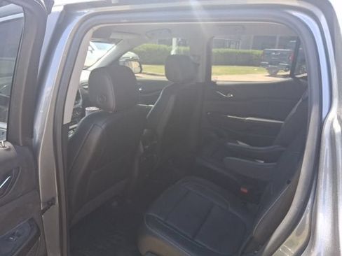 Used 2021 GMC Acadia SLT w/ LPO, Floor Liner Package FWD image 9