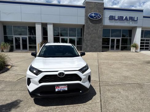 Used 2021 Toyota RAV4 LE AWD/4WD image 2