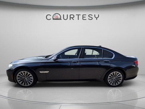 Used 2011 BMW 740i RWD image 2