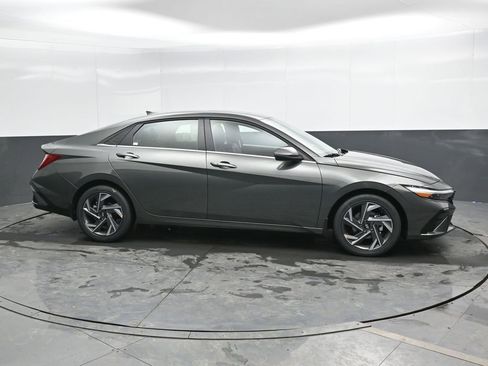 New 2026 Hyundai Elantra Limited FWD image 3