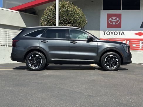 Used 2024 Kia Sorento S AWD/4WD image 6