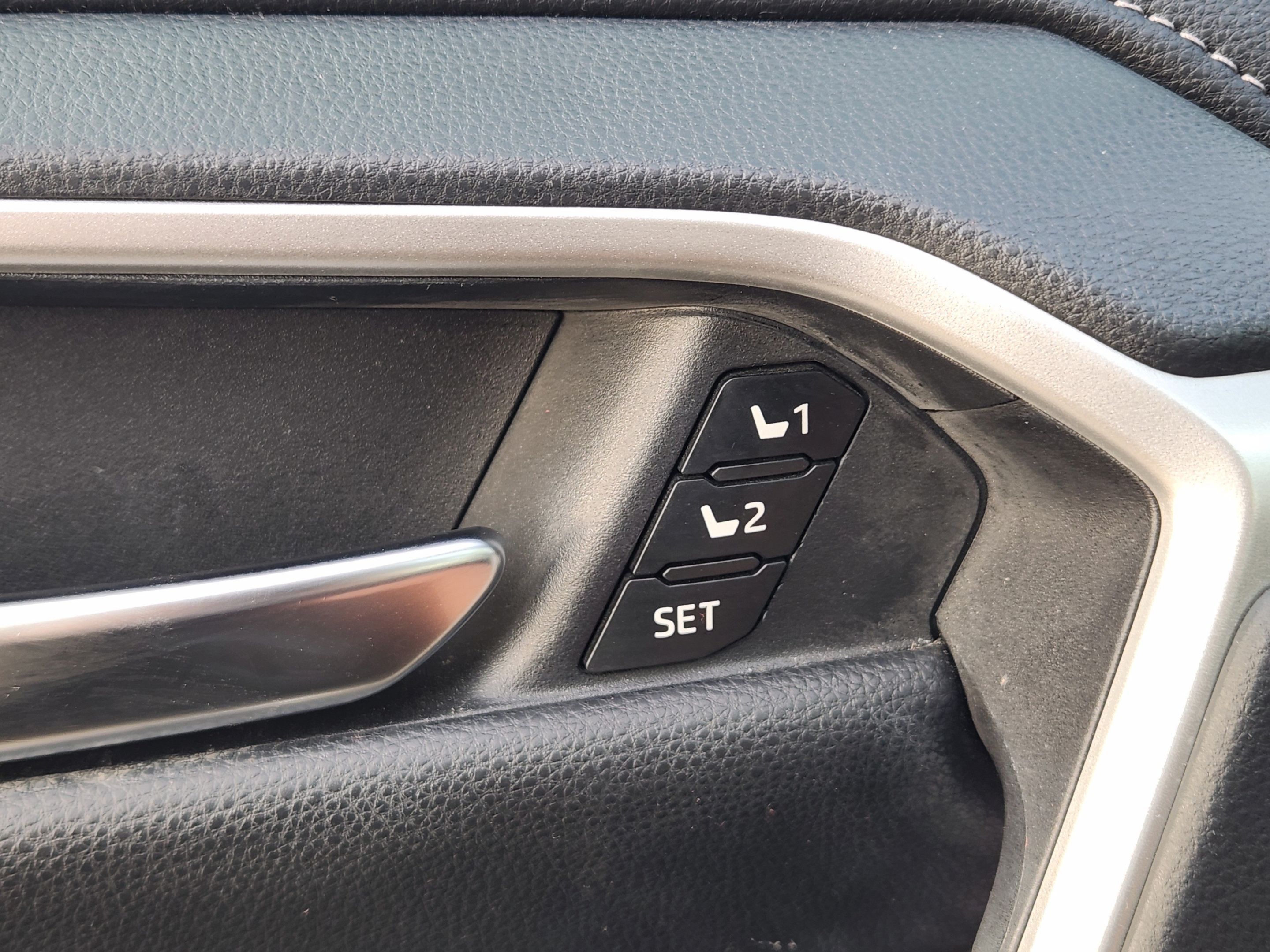Used 2019 Toyota RAV4 Limited w/ Cold Weather Package FWD image 18