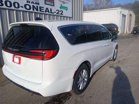 New 2026 Chrysler Pacifica Select image 3