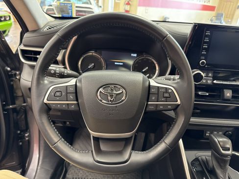 Used 2022 Toyota Highlander XLE image 31