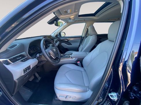 Used 2025 Toyota Highlander Limited AWD/4WD image 9