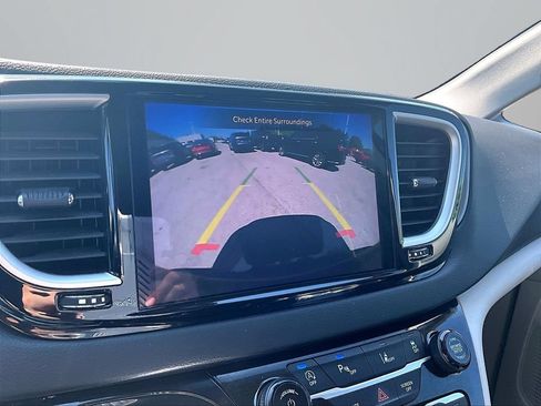 Used 2023 Chrysler Pacifica Touring-L FWD image 22