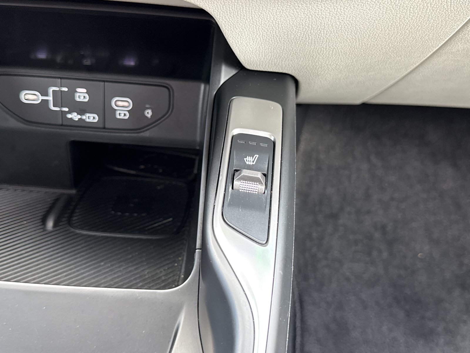 Used 2024 Kia Sorento S FWD image 32