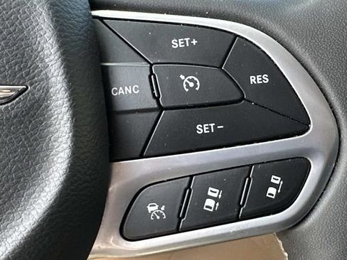 Used 2023 Chrysler Pacifica Touring-L FWD image 19