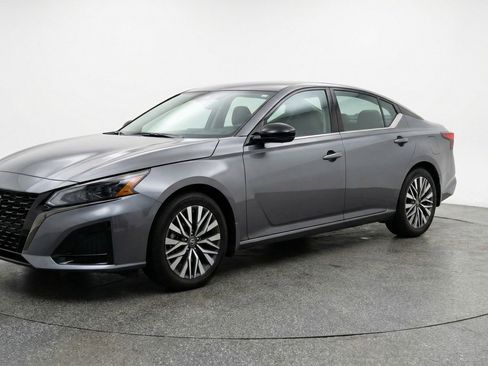 Used 2025 Nissan Altima 2.5 SV image 3