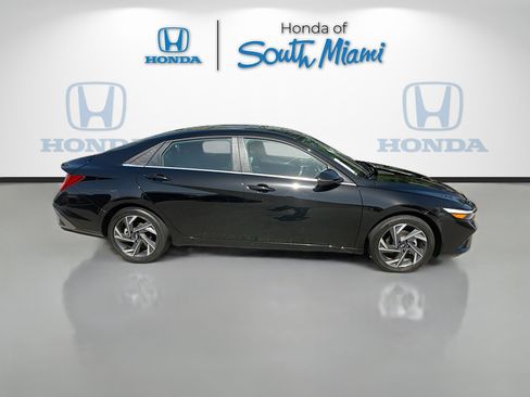 Used 2025 Hyundai Elantra Limited image 8