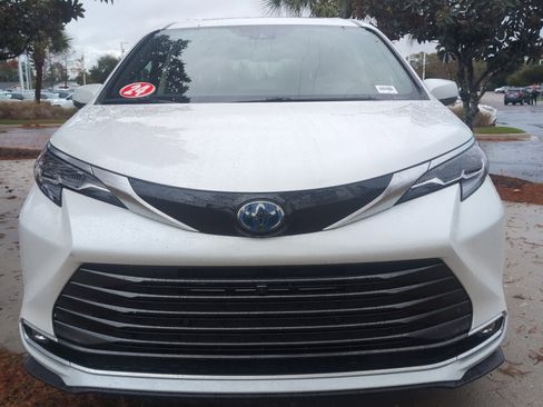 Certified 2024 Toyota Sienna Platinum image 3