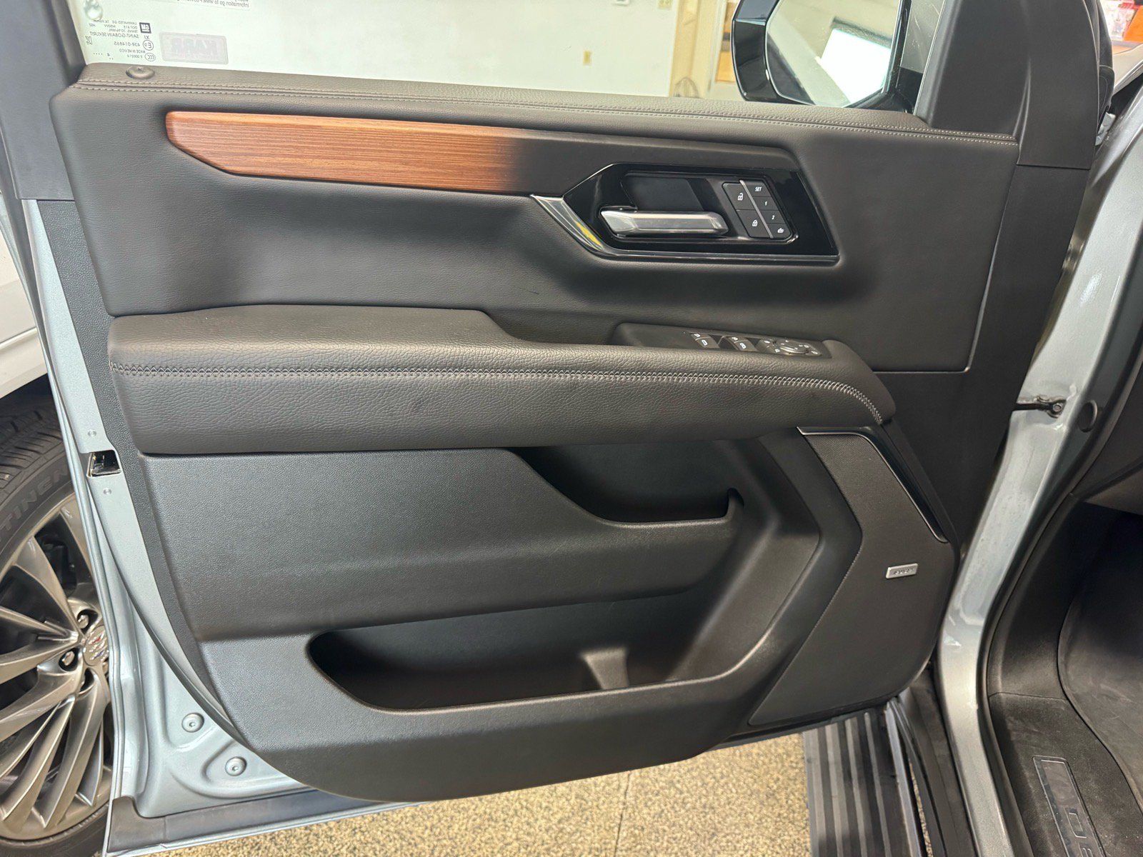 Used 2025 GMC Yukon XL Denali w/ Sun & Power Step Package AWD/4WD image 18