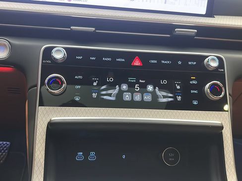 Certified 2025 Genesis GV80 3.5T Prestige AWD/4WD image 33