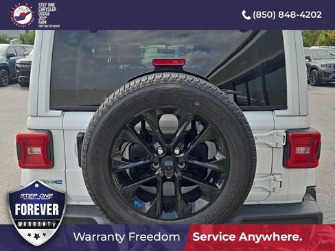 Used 2023 Jeep Wrangler Unlimited Sahara w/ Cold Weather Group AWD/4WD image 3