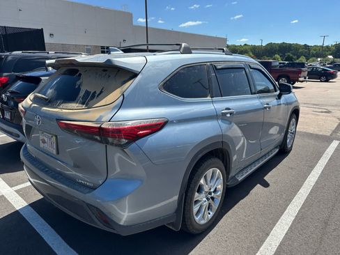 Used 2022 Toyota Highlander Limited FWD image 4