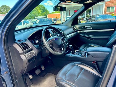 Used 2019 Ford Explorer XLT w/ Equipment Group 202A AWD/4WD image 11