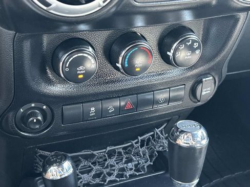 Used 2015 Jeep Wrangler Unlimited Rubicon AWD/4WD image 33