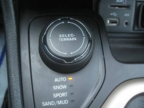 Used 2015 Jeep Cherokee Latitude w/ Cold Weather Group AWD/4WD image 29