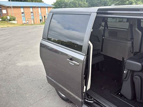 Used 2018 Dodge Grand Caravan SE w/ UConnect Hands-Free Group FWD image 29