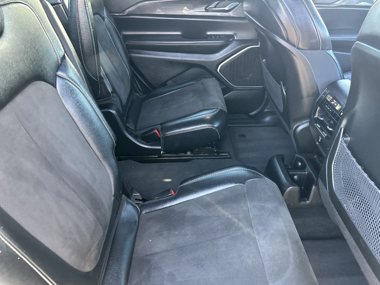 Used 2022 Jeep Grand Cherokee L Laredo RWD image 14