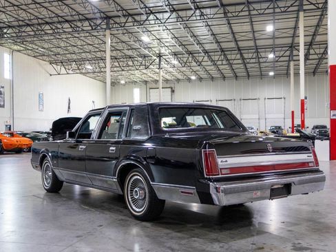 Used 1988 Lincoln Town Car Signature RWD image 4