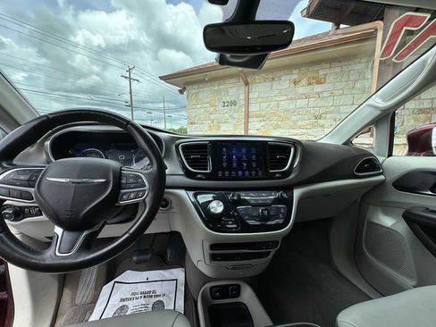 Used 2017 Chrysler Pacifica Touring-L Plus w/ Advanced Safetytec Group FWD image 11
