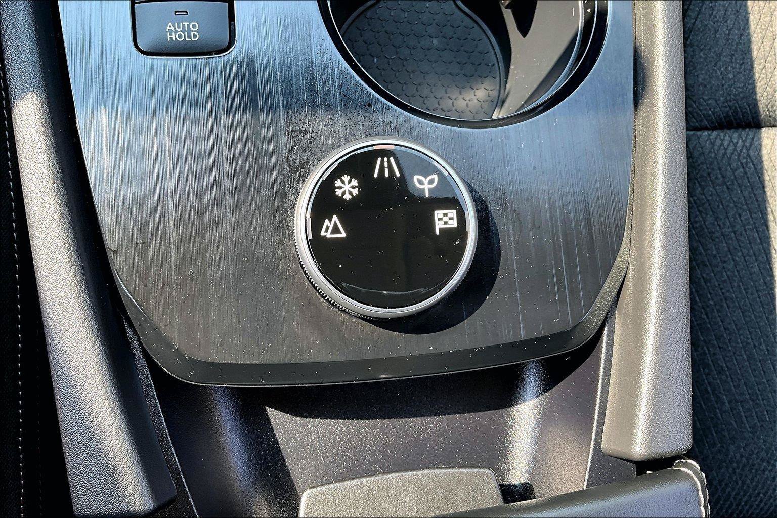 Used 2025 Nissan Rogue SV AWD/4WD image 16