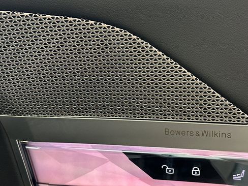 Used 2025 BMW 740i w/ Premium Package image 21