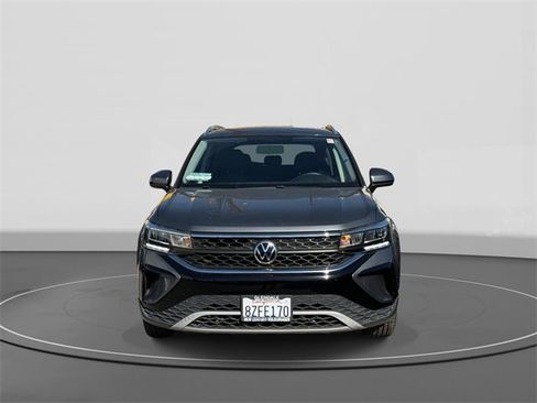 Certified 2022 Volkswagen Taos SE image 2