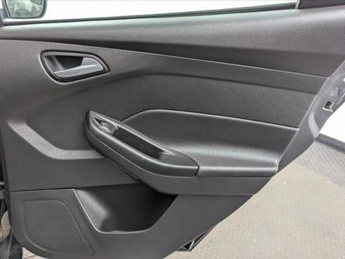 Used 2018 Ford Focus SE w/ SE Appearance Package image 18