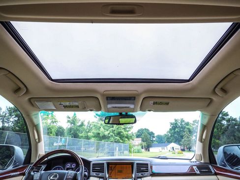Used 2011 Lexus LX 570 4WD w/ Luxury Pkg image 6