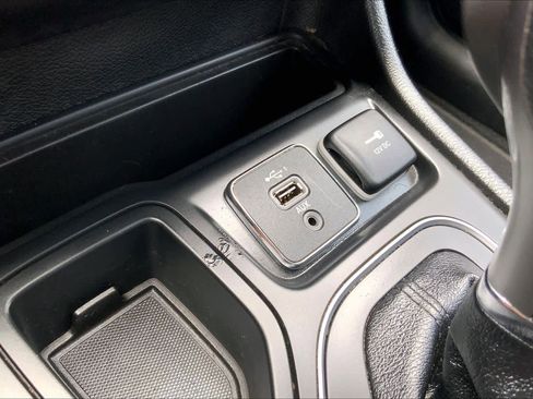 Used 2021 Jeep Cherokee Latitude FWD image 34