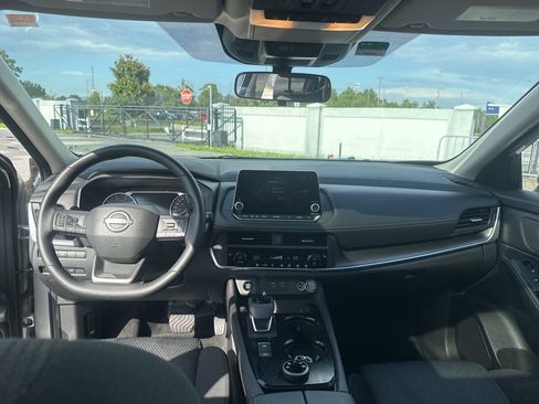 Used 2025 Nissan Rogue SV image 9