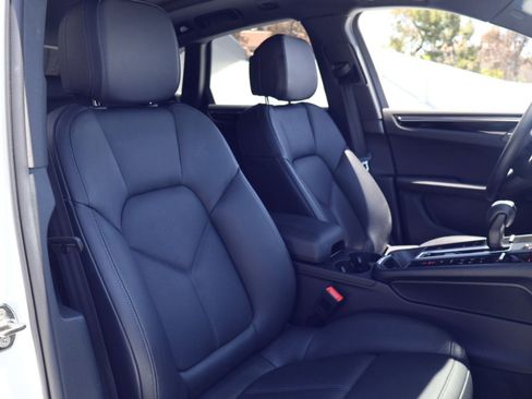 Certified 2025 Porsche Macan AWD/4WD image 24