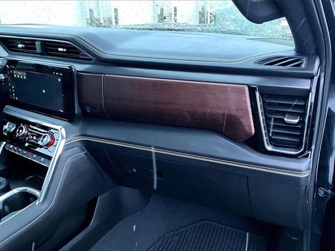 Used 2024 GMC Sierra 3500 Denali Ultimate image 17