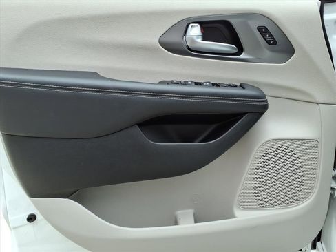 Used 2024 Chrysler Pacifica Touring-L image 10