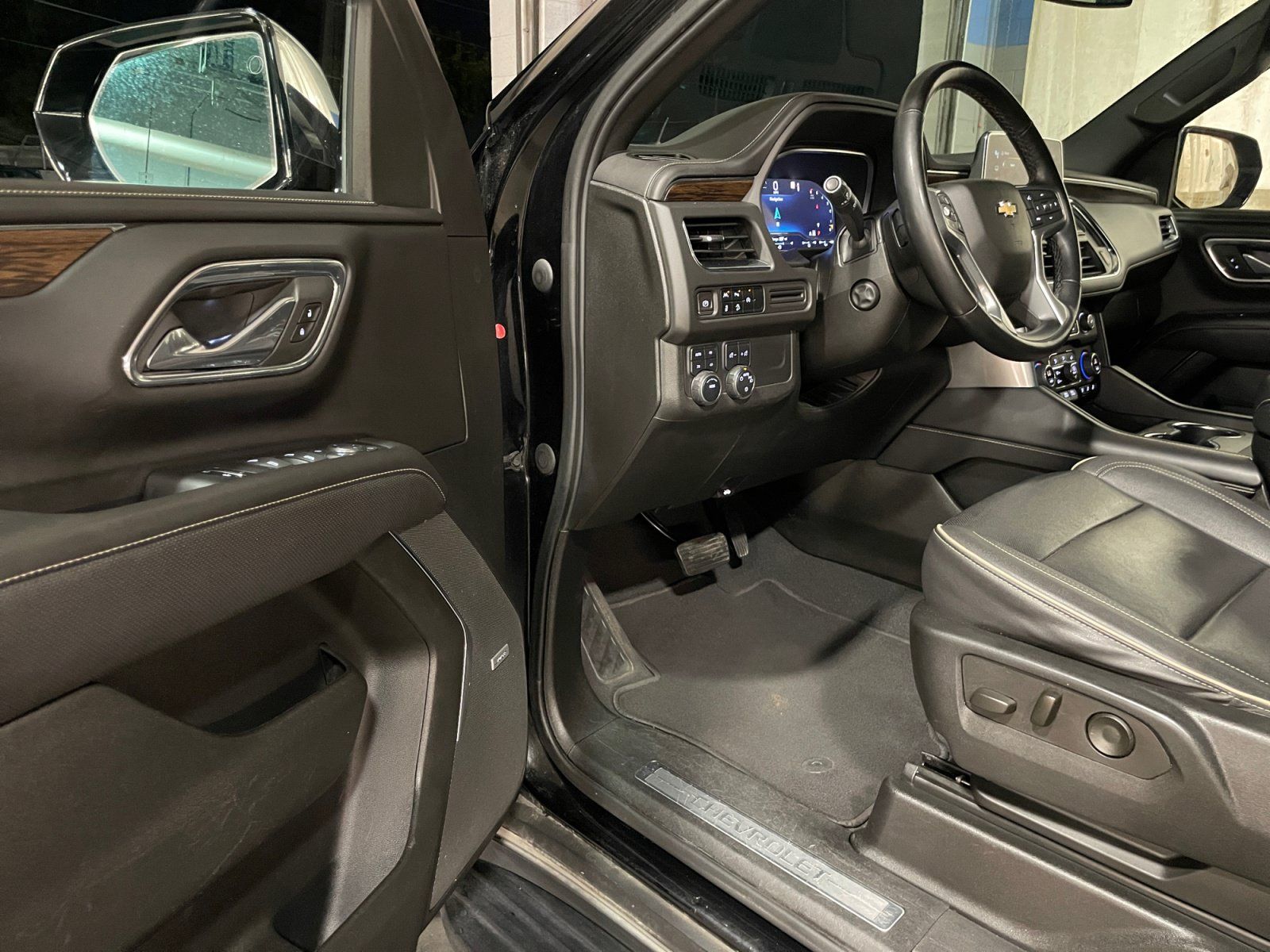 Used 2023 Chevrolet Suburban Premier AWD/4WD image 21